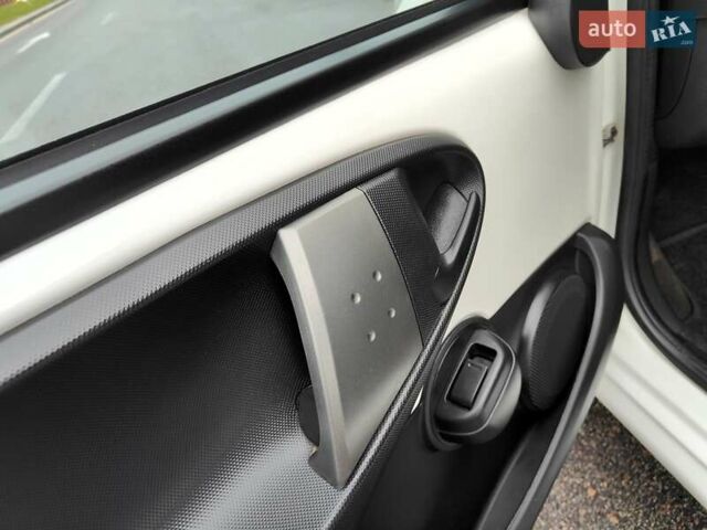 Білий Пежо 107, об'ємом двигуна 1 л та пробігом 117 тис. км за 4990 $, фото 31 на Automoto.ua