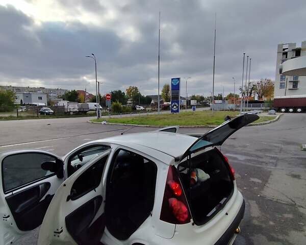 Белый Пежо 107, объемом двигателя 1 л и пробегом 90 тыс. км за 6500 $, фото 16 на Automoto.ua