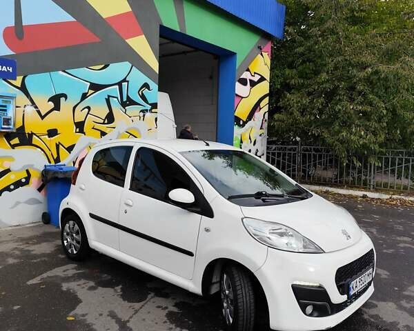Белый Пежо 107, объемом двигателя 1 л и пробегом 90 тыс. км за 6500 $, фото 12 на Automoto.ua