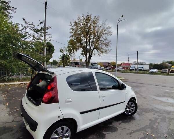 Белый Пежо 107, объемом двигателя 1 л и пробегом 90 тыс. км за 6500 $, фото 10 на Automoto.ua