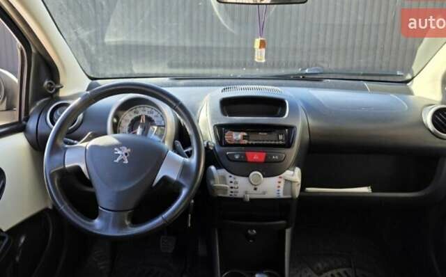 Белый Пежо 107, объемом двигателя 1 л и пробегом 145 тыс. км за 6900 $, фото 14 на Automoto.ua