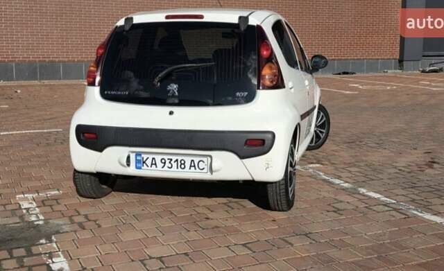 Белый Пежо 107, объемом двигателя 1 л и пробегом 145 тыс. км за 6900 $, фото 2 на Automoto.ua