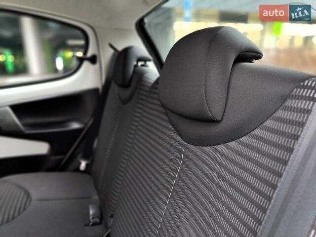 Білий Пежо 107, об'ємом двигуна 1 л та пробігом 117 тис. км за 4990 $, фото 43 на Automoto.ua