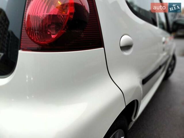 Білий Пежо 107, об'ємом двигуна 1 л та пробігом 117 тис. км за 4990 $, фото 17 на Automoto.ua