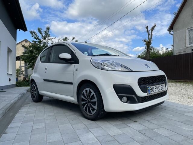 Белый Пежо 107, объемом двигателя 1 л и пробегом 214 тыс. км за 4900 $, фото 1 на Automoto.ua