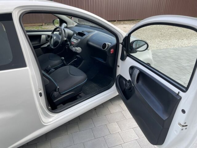 Белый Пежо 107, объемом двигателя 1 л и пробегом 214 тыс. км за 4900 $, фото 4 на Automoto.ua