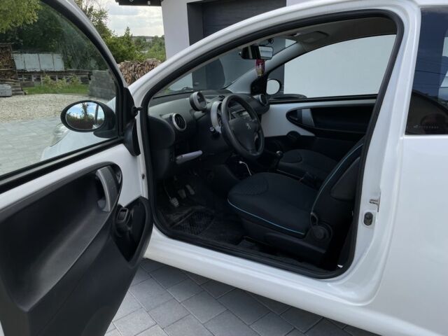 Белый Пежо 107, объемом двигателя 1 л и пробегом 214 тыс. км за 4900 $, фото 3 на Automoto.ua