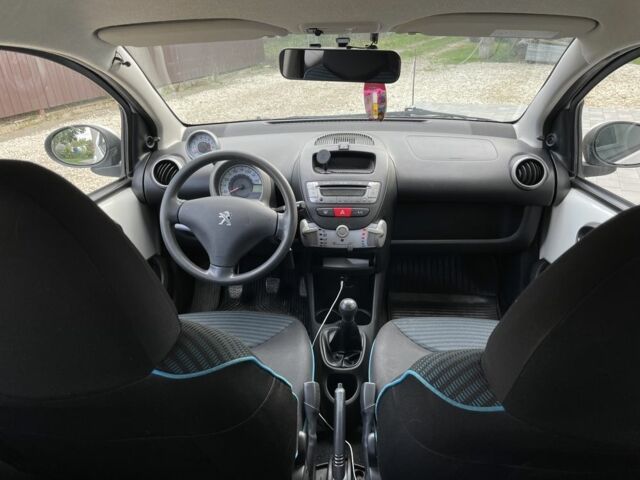 Белый Пежо 107, объемом двигателя 1 л и пробегом 214 тыс. км за 4900 $, фото 5 на Automoto.ua