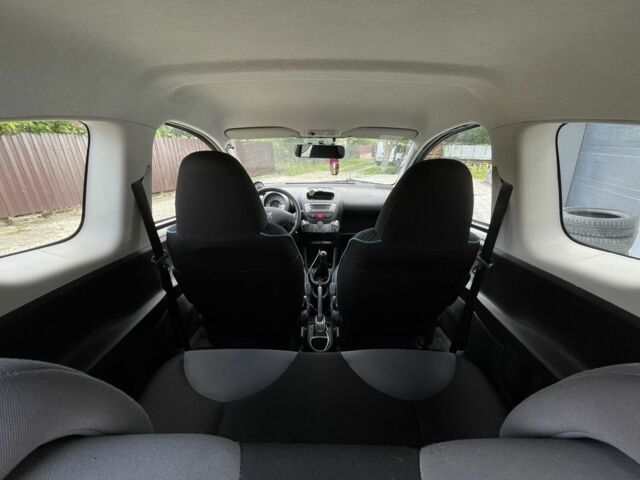 Белый Пежо 107, объемом двигателя 1 л и пробегом 214 тыс. км за 4900 $, фото 9 на Automoto.ua