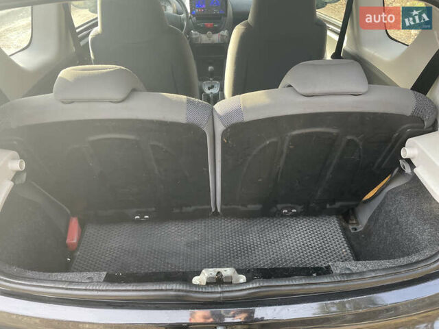 Черный Пежо 107, объемом двигателя 1 л и пробегом 148 тыс. км за 3999 $, фото 6 на Automoto.ua