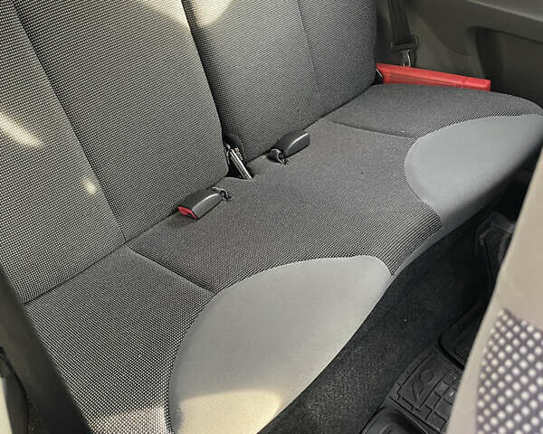 Черный Пежо 107, объемом двигателя 1 л и пробегом 148 тыс. км за 3999 $, фото 8 на Automoto.ua