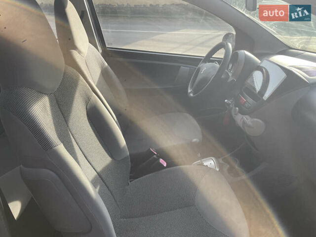 Черный Пежо 107, объемом двигателя 1 л и пробегом 148 тыс. км за 3999 $, фото 9 на Automoto.ua