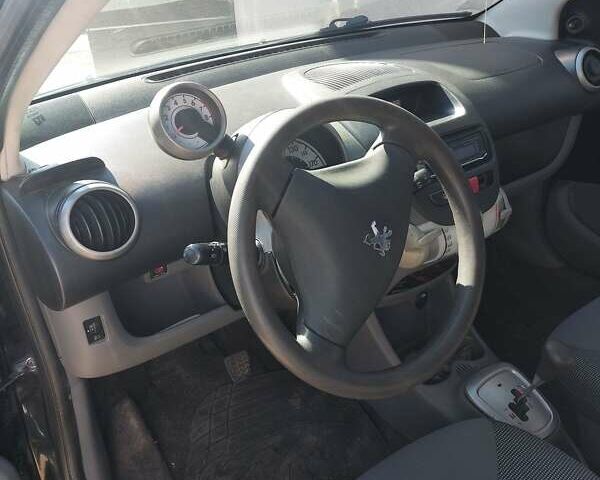 Черный Пежо 107, объемом двигателя 1 л и пробегом 120 тыс. км за 4500 $, фото 4 на Automoto.ua
