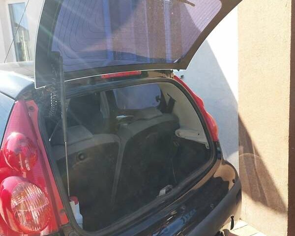 Черный Пежо 107, объемом двигателя 1 л и пробегом 120 тыс. км за 4500 $, фото 3 на Automoto.ua