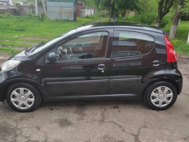 Черный Пежо 107, объемом двигателя 1 л и пробегом 250 тыс. км за 4300 $, фото 3 на Automoto.ua