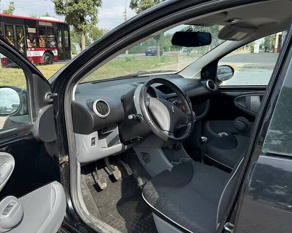 Черный Пежо 107, объемом двигателя 1 л и пробегом 86 тыс. км за 4300 $, фото 6 на Automoto.ua