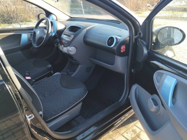 Черный Пежо 107, объемом двигателя 1 л и пробегом 207 тыс. км за 5500 $, фото 4 на Automoto.ua