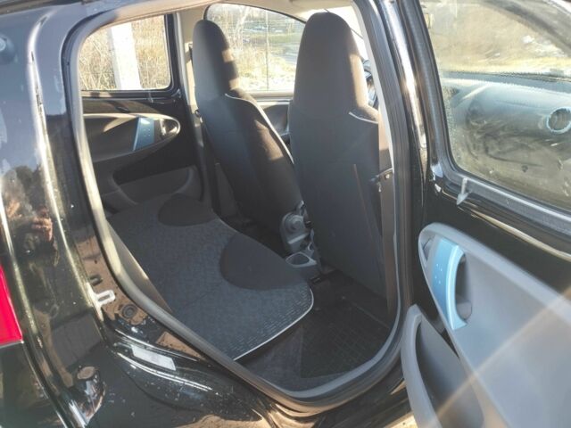 Черный Пежо 107, объемом двигателя 1 л и пробегом 207 тыс. км за 5500 $, фото 5 на Automoto.ua