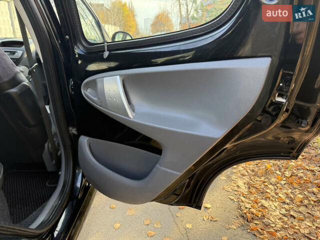 Черный Пежо 107, объемом двигателя 1 л и пробегом 113 тыс. км за 5200 $, фото 17 на Automoto.ua