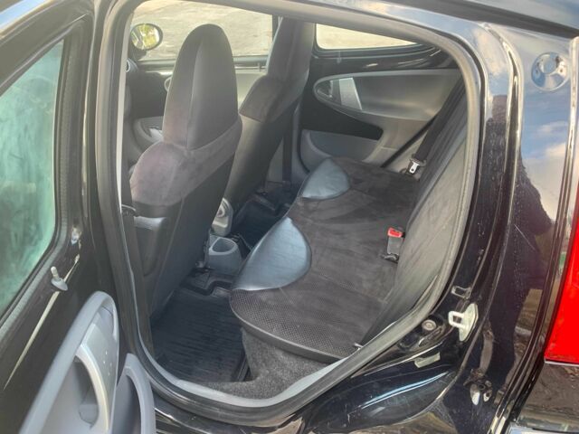 Черный Пежо 107, объемом двигателя 1 л и пробегом 130 тыс. км за 5500 $, фото 5 на Automoto.ua