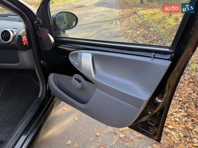 Черный Пежо 107, объемом двигателя 1 л и пробегом 113 тыс. км за 5200 $, фото 14 на Automoto.ua