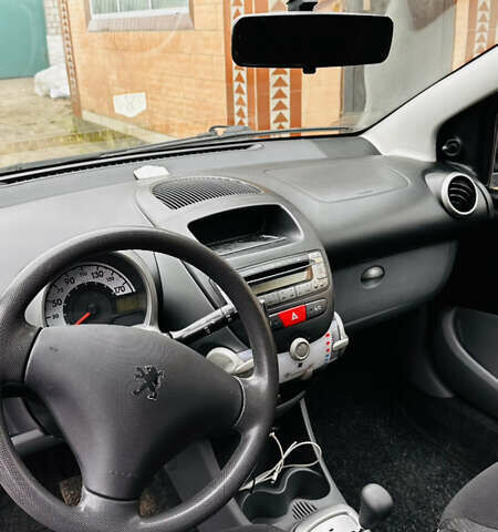 Черный Пежо 107, объемом двигателя 1 л и пробегом 131 тыс. км за 5800 $, фото 4 на Automoto.ua