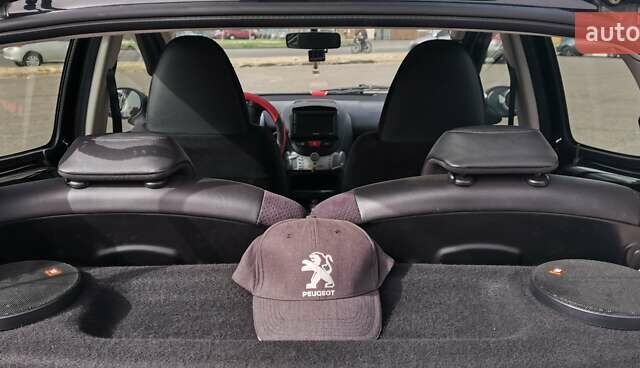 Черный Пежо 107, объемом двигателя 1 л и пробегом 53 тыс. км за 7100 $, фото 4 на Automoto.ua