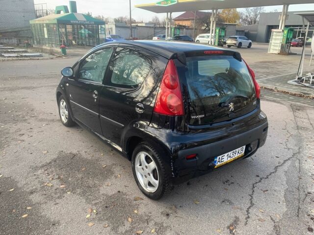 Черный Пежо 107, объемом двигателя 1 л и пробегом 130 тыс. км за 5500 $, фото 3 на Automoto.ua