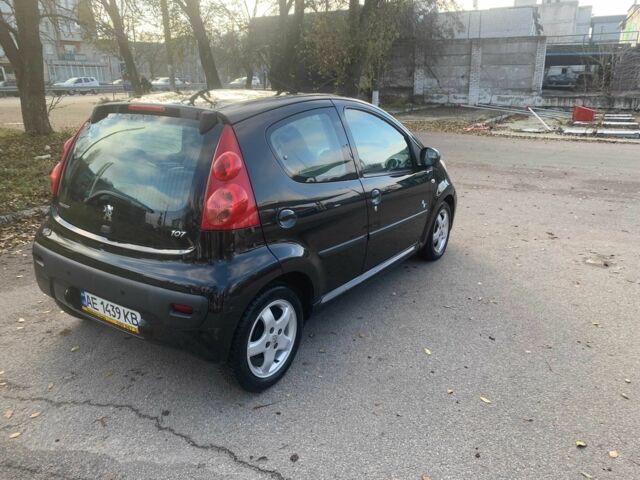 Черный Пежо 107, объемом двигателя 1 л и пробегом 130 тыс. км за 5500 $, фото 2 на Automoto.ua