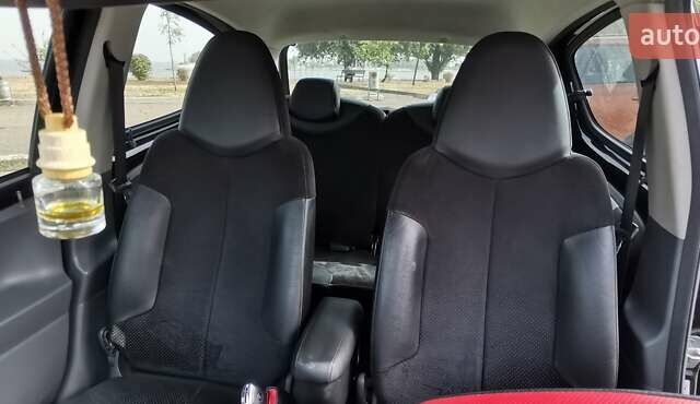 Черный Пежо 107, объемом двигателя 1 л и пробегом 53 тыс. км за 7100 $, фото 12 на Automoto.ua