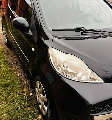 Черный Пежо 107, объемом двигателя 1 л и пробегом 131 тыс. км за 5800 $, фото 2 на Automoto.ua