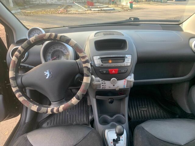 Черный Пежо 107, объемом двигателя 1 л и пробегом 130 тыс. км за 5500 $, фото 7 на Automoto.ua