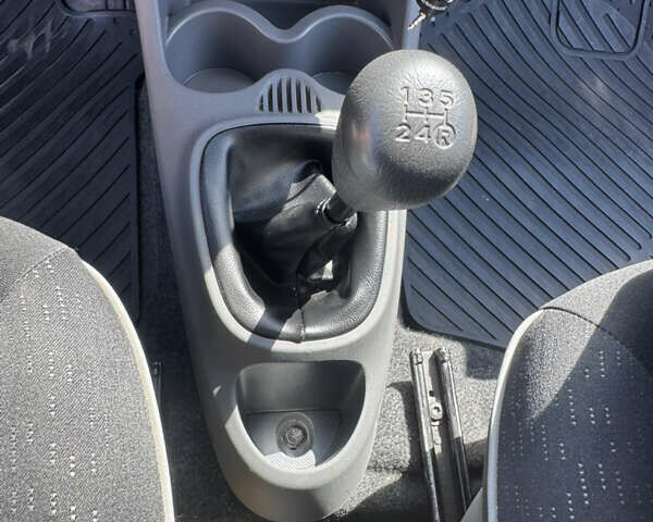 Черный Пежо 107, объемом двигателя 1 л и пробегом 102 тыс. км за 5000 $, фото 4 на Automoto.ua