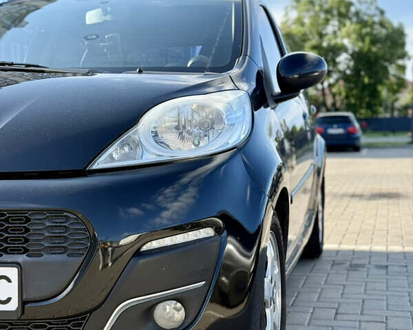 Черный Пежо 107, объемом двигателя 1 л и пробегом 119 тыс. км за 4800 $, фото 1 на Automoto.ua