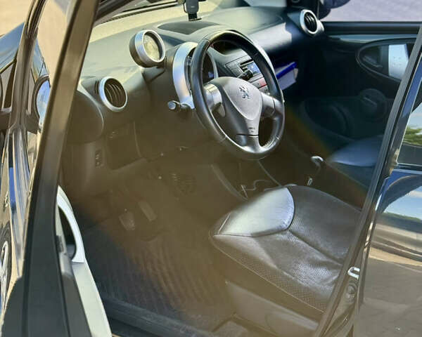 Черный Пежо 107, объемом двигателя 1 л и пробегом 119 тыс. км за 4800 $, фото 13 на Automoto.ua