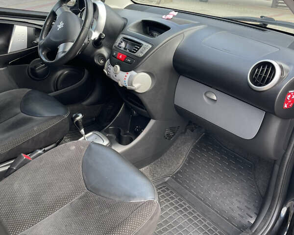 Чорний Пежо 107, об'ємом двигуна 1 л та пробігом 101 тис. км за 6000 $, фото 7 на Automoto.ua