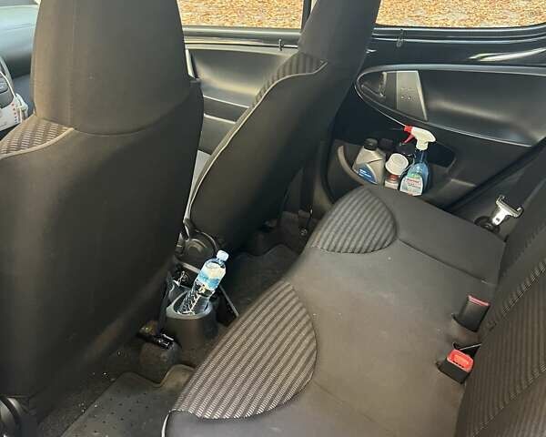 Чорний Пежо 107, об'ємом двигуна 1 л та пробігом 105 тис. км за 6500 $, фото 5 на Automoto.ua