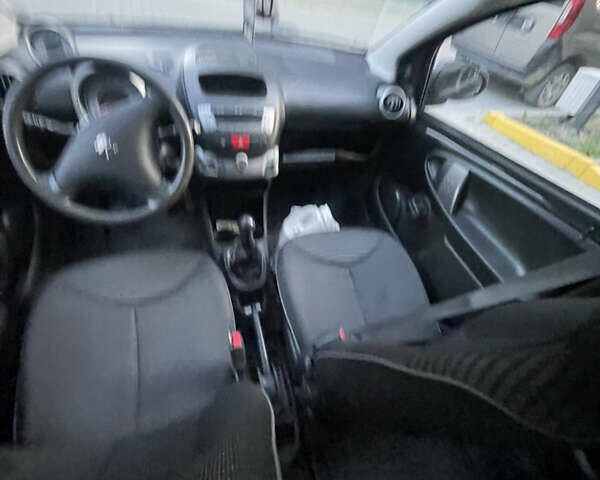 Черный Пежо 107, объемом двигателя 1 л и пробегом 167 тыс. км за 5000 $, фото 14 на Automoto.ua