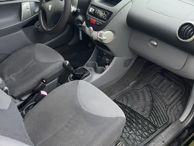 Черный Пежо 107, объемом двигателя 1 л и пробегом 200 тыс. км за 3500 $, фото 11 на Automoto.ua