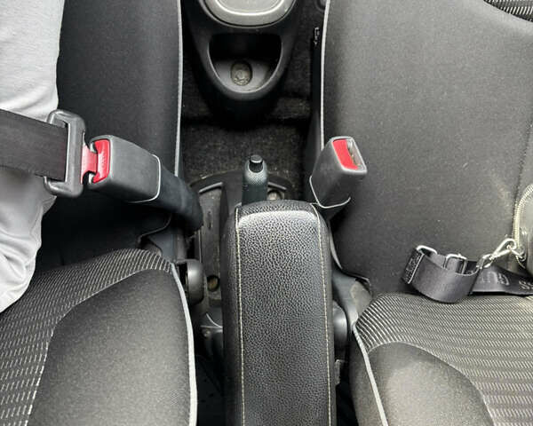 Фиолетовый Пежо 107, объемом двигателя 1 л и пробегом 111 тыс. км за 5700 $, фото 6 на Automoto.ua