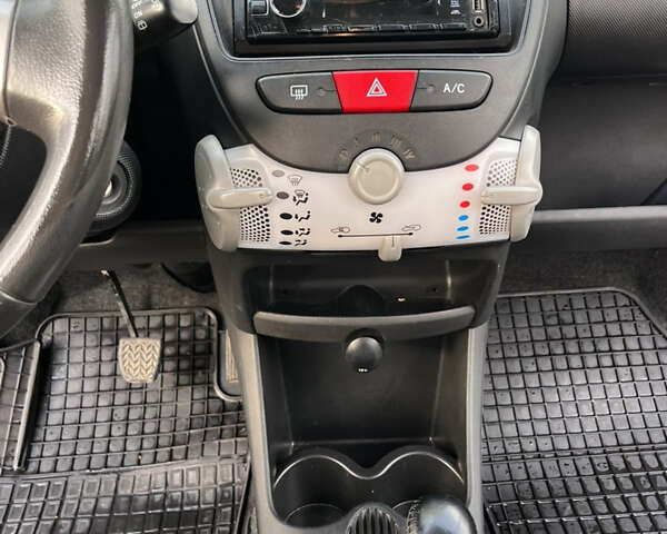 Фиолетовый Пежо 107, объемом двигателя 1 л и пробегом 71 тыс. км за 7150 $, фото 5 на Automoto.ua