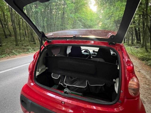 Красный Пежо 107, объемом двигателя 1 л и пробегом 188 тыс. км за 2700 $, фото 5 на Automoto.ua