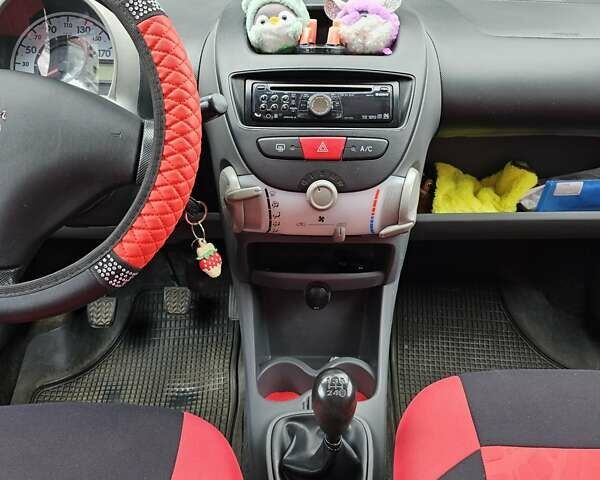 Красный Пежо 107, объемом двигателя 1 л и пробегом 148 тыс. км за 3700 $, фото 11 на Automoto.ua