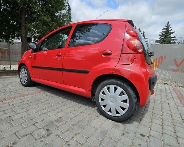 Красный Пежо 107, объемом двигателя 1 л и пробегом 148 тыс. км за 3700 $, фото 2 на Automoto.ua