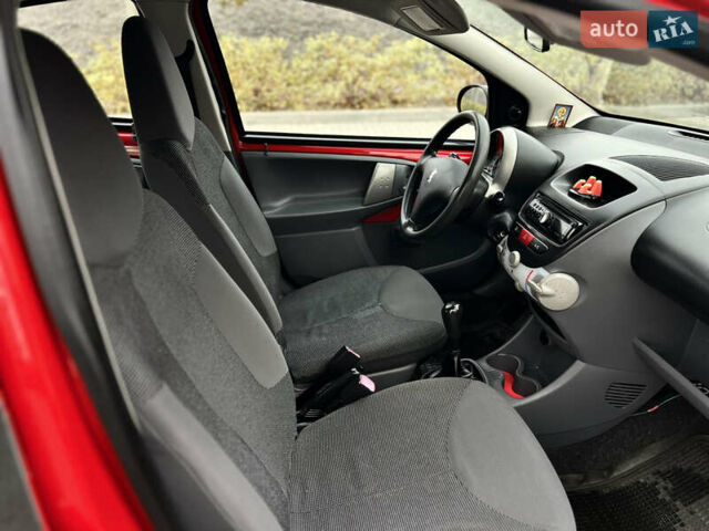 Червоний Пежо 107, об'ємом двигуна 1 л та пробігом 149 тис. км за 3999 $, фото 44 на Automoto.ua