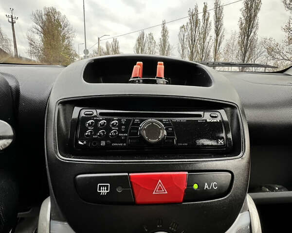 Червоний Пежо 107, об'ємом двигуна 1 л та пробігом 149 тис. км за 3999 $, фото 53 на Automoto.ua