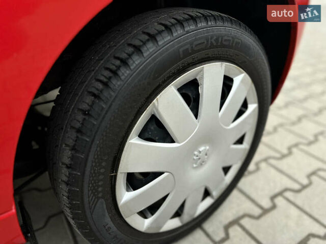 Червоний Пежо 107, об'ємом двигуна 1 л та пробігом 149 тис. км за 3999 $, фото 58 на Automoto.ua