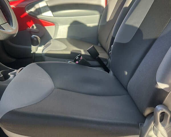 Красный Пежо 107, объемом двигателя 1 л и пробегом 151 тыс. км за 2999 $, фото 21 на Automoto.ua