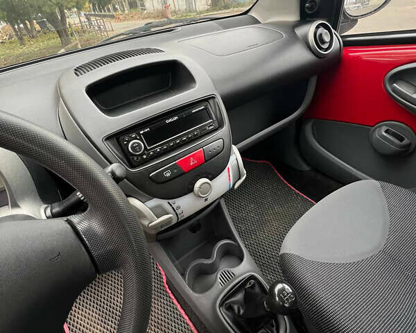 Червоний Пежо 107, об'ємом двигуна 1 л та пробігом 139 тис. км за 4200 $, фото 8 на Automoto.ua