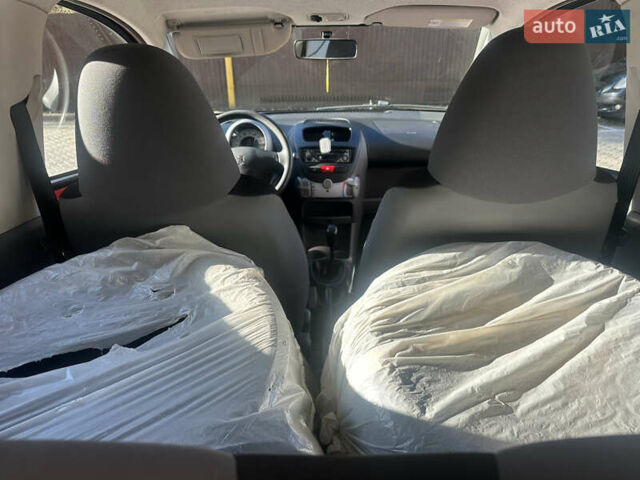 Красный Пежо 107, объемом двигателя 1 л и пробегом 151 тыс. км за 2999 $, фото 19 на Automoto.ua